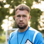 entrenador de futbol ensenando sus alumnos